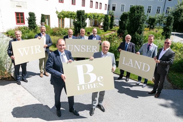 Die Schirmherren Martin Schaller und LR Hans Seitinger – und acht starke Handwerker-Innungen! (Hannes Koudelka, Oskar Beer, Johann Reisenhofer, Gerhard Kaufmann, Johann Hackl, Rudolf Leitner, Helmut Schabauer, Franz Reinisch (v. l.)