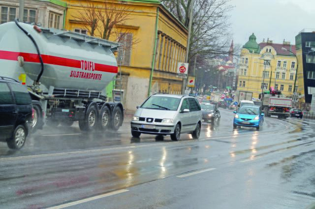 Straßenarbeiten rund um die Schönbrunner Straße, die Schönbrunner Schlossstraße (gelbes Haus rechts) und die Grünbergstraße starten am 13. Juli 2020.