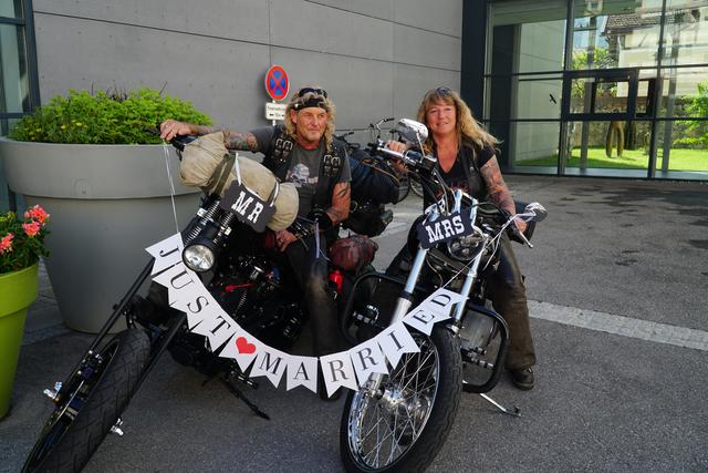 Frisch verheiratet auf ihren Harleys: Herbert und Doris Buchegger starteten zu einer besonderen Reise. | Foto: Reichel