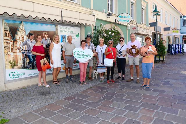Eröffnung der zweiten Herzerl-Tage mit Petra Klement (Verein Einkaufsstadt Hartberg), Claudia Prokop vom Tourismusverband und Ausstellern für den Kunst- und Handwerksmarkt.