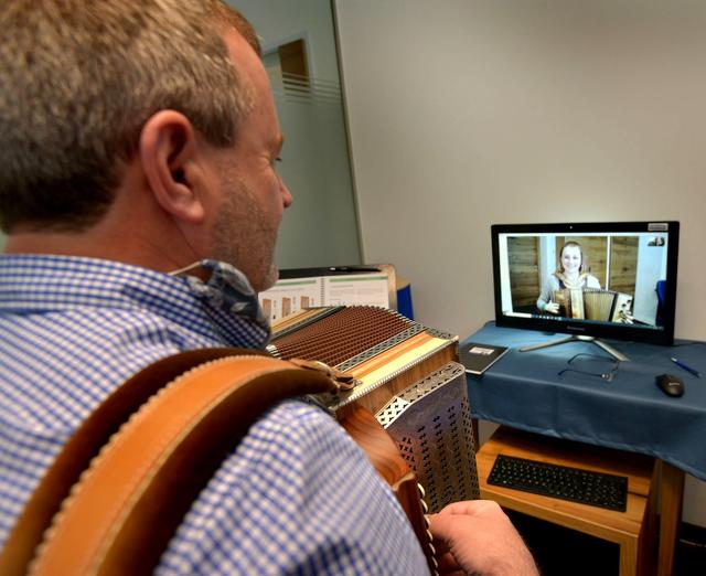 Individuelle Betreuung direkt vom Harmonikalehrer im Online und Live Unterricht.  | Foto: Michlbauer