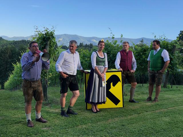 Hausherr Josef Strohmeier, Weinkönigin Katrin I sowie die beiden Raiffeisenbank-Direktoren Georg Lampl und Egon Klinger werden sich heute im Live-Stream zur Siegergala von "Wirtschaft und Wein" den Fragen von Gregor Waltl stellen. Und dann wird es so richtig spannend ...