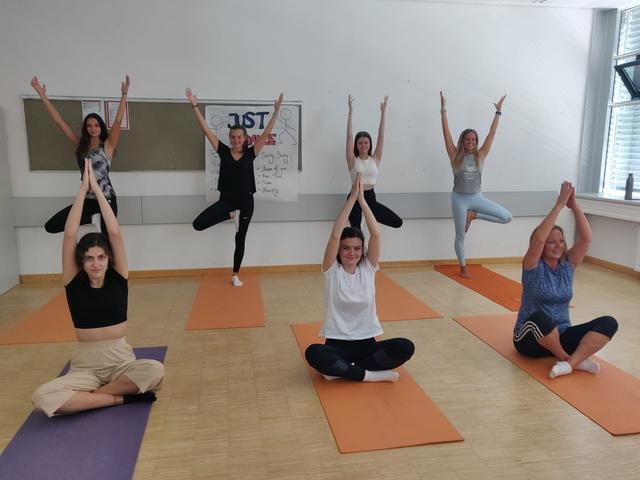 Gemeinsam mit Danique von Oosterhout (rechts hinten) probierten die Schüler des 4. Jahrganges der HLW Braunau Entspannungs- und Bewegungsyoga aus.
