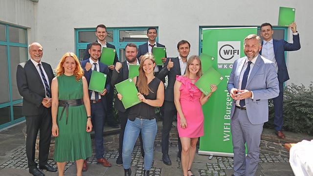 Bei der Zeugnisverleihung: Michael Türk (HTL), Daniela Salamon (WIFI), Thomas Weber (Hochstraß), Ralf Hombauer (Pöttsching), Maximilian Fischer (Mattersburg), Melanie Graßl (Bruck), Masihullah Azami (Eisenstadt), Lukas Nemeth (Eisenstadt), Viktoria Fischer-Pochtler (Oberpullendorf),
Harald Schermann (WIFI) und Mario Mad (Oggau)