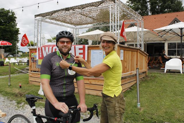 Die erfolgreichen Teilnehmer bekamen von Sigrid Antoniuk eine Medaille überreicht.