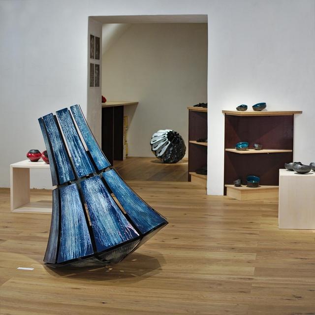 Blick in die Galerie-Ausstellung. Im Vordergrund die raumgreifende Skulptur: "Ignoramus Alpha" von Johannes Postlmayr | Foto: Johannes Postlmayr