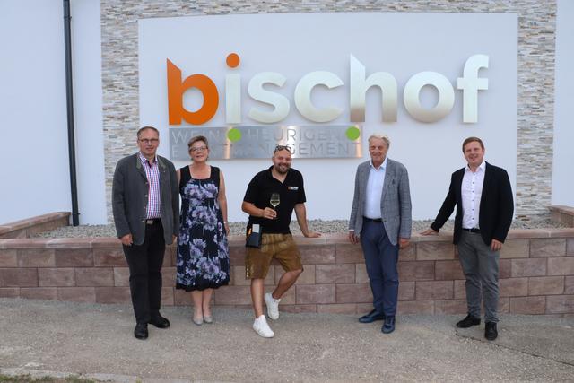 Umbau ist nun fertig - Landtagsabgeordneter Richard Hogl, Vizebürgermeisterin Maria Kappe, Betreiber Alexander Bischof, WK-Obmann Alfred Babinsky, Bürgermeister Martin Eckl