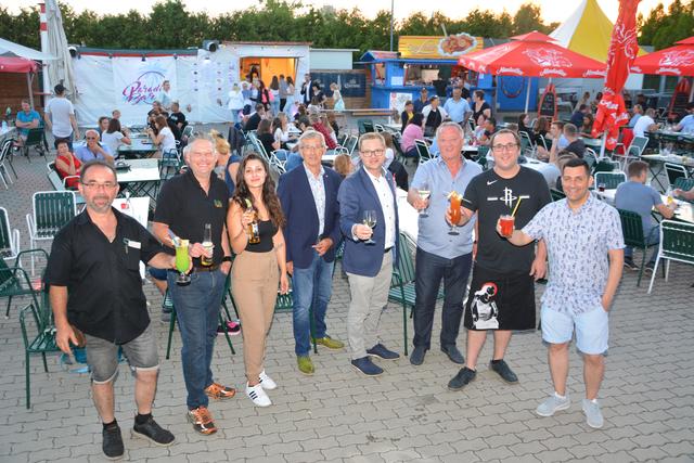 Vertreter der Stadtgemeinde und Gastronomen stoßen auf eine erfolgreiche Saison an.