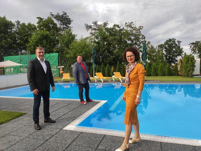Raten zum Sommerurlaub im Burgenland: Günter Kurz, Obmann des Tourismusverbandes Lutzmannsburg Mittelburgenland, LAbg. Roman Kainrath und LAbg. Vzbgm. Elisabeth Trummer