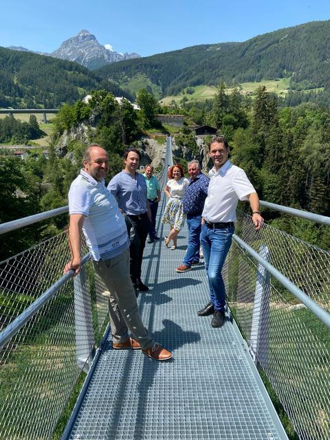 Das Wipptaler Bürgermeister-Trio gemeinsam mit LA Cornelia Hagele und Patrick Weber auf der neuen Hängebrücke.