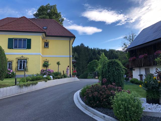 Der Peiserhof an der Grenze von Wies und Eibiswald diente als Schauplatz für die Übertragung der Raiffeisen Gebietsweinkost 2020. | Foto: Susanne Veronik