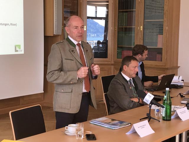 Der Runde Tisch im Waldcampus stand ganz im Zeichen der Weiterentwicklung des Wolfsmanagementsplans: Agrar-Landesrat Max Hiegelsberger, Direktor Hubert Huber und im Hintergrund Gottfried Diwold. | Foto: Land OÖ/Schmidt