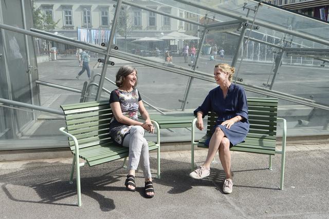 Gemütlich nebeneinander sitzen trotz Sicherheitsabstand, das ermöglichen die neuen "Plauderecken".