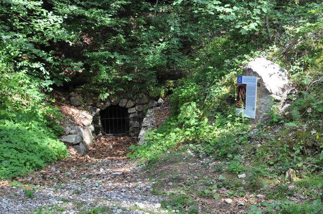 Vor fünfhundert Jahren haben tausende Bergleute den Falkenberg bei Schwaz ausgehöhlt und zum größten Silberbergwerk, zur „Mutter aller Bergwerke“, gemacht. Heute gleicht eine Wanderung auf dem Knappensteig oder der Besuch des Schwazer Bergwerkes einer Zeitreise, bei der man die Geschichte des Bergbaus in Schwaz hautnah erleben kann. Beim „Unterstollen“, der achten Station des Knappensteiges, spüren die Wanderer den kühlen Luftzug aus dem Berginneren. | Foto: Karl Künstner