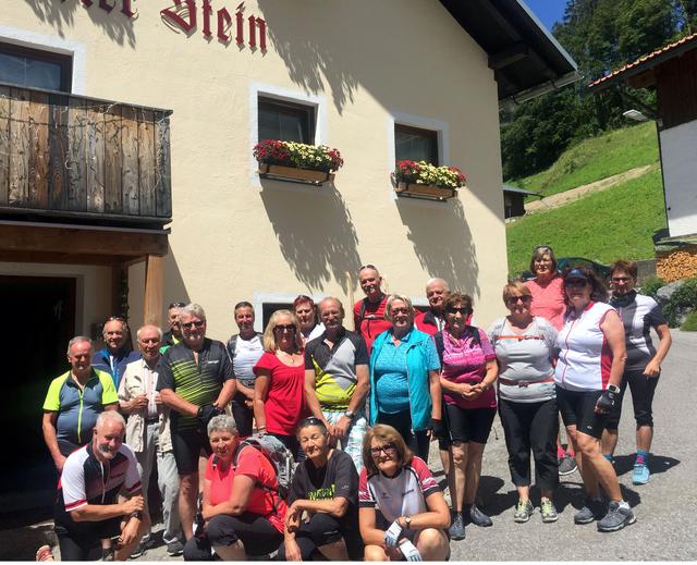 Die gutgelaunte Radlgruppe vor dem Gasthaus "Roter Stein" in Kleinstockach.
