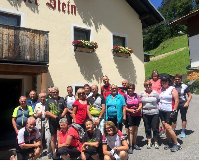 Die gutgelaunte Radlgruppe vor dem Gasthaus "Roter Stein" in Kleinstockach. | Foto: Pohler