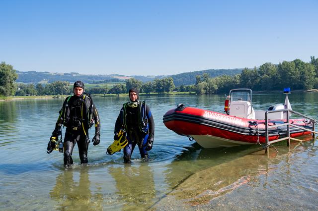 Bei der großangelegten Suchaktion waren Taucher der Berufsfeuerwehr Linz, der freiwilligen Feuerwehr und der Wasserrettung am Pleschinger See im Einsatz.