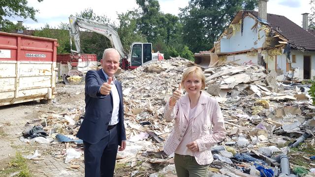Bezirksvorsteherin Silke Kobald gemeinsam mit Dr. Michael Gorlitzer beim Beginn der Abbrucharbeiten