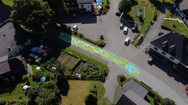 Es grünt so grün in Soboth, mit der bemalten Blumen-Straße noch um einiges mehr...
