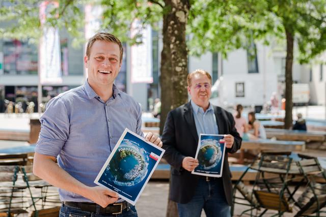 von links: Klimalandesrat Stefan Kaineder und Kurt Haider (Abteilung Umweltschutz) präsentieren am 10. Juli das neue Umweltförderprogramm des Landes.