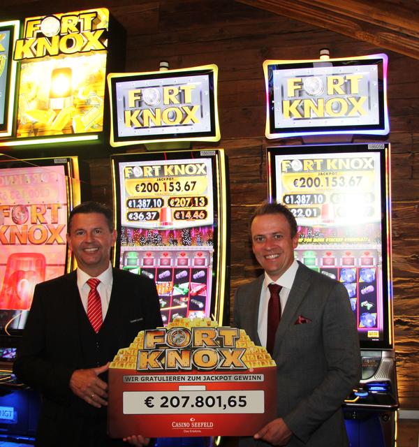 Der symbolische Scheck für den Gewinner (v.l.): Casino Seefeld Saalchef Thomas Ude und Casino Seefeld Direktor Martin König © Casinos Austria