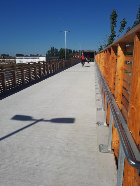 Bei traumhaftem Wetter nutzten die ersten Radfahrer die neue Mur-Überfahrt via Puchsteg.