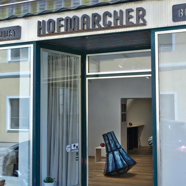 Blick durch den Galerie-Eingang. Im Vordergrund die raumgreifende Skulptur: "Ignoramus Alpha" von Johannes Postlmayr | Foto: Johannes Postlmayr