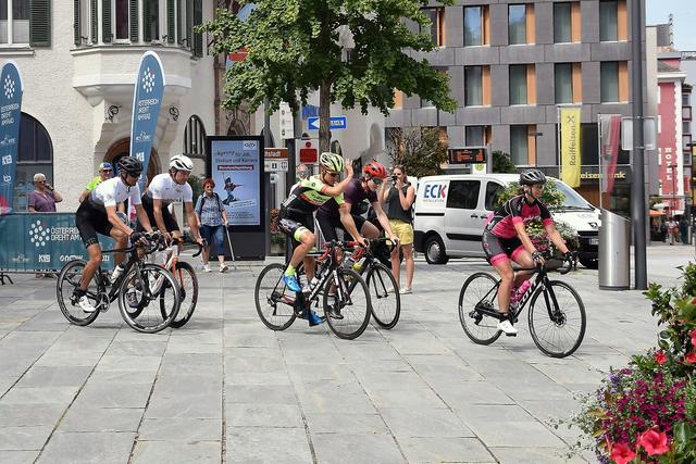 Starker Werbeauftritt am Oberen Stadtplatz Kufstein für die Radsportregion mit Peter Gschwentner, Eurosport Radsportstimme Karsten Migels, Radprofi Maximilian Kuen vom Vorarlberg Santic Team, Lukas Eberharter (Max und Friendsstarter) und der Glocknerkönigin Nadja Prieling aus Reith bei Kitzbühel.