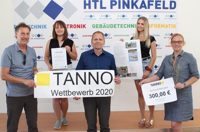 Die Sieger Melanie Scheiber und Hanna Pöll (h.v.l.) mit Organisator Prof. Peter Hofbauer sowie Ing. Roland Schwarhofer und Elisabeth Hutter vom Verein TANNO (v.v.l.)

 | Foto: HTL Pinkafeld