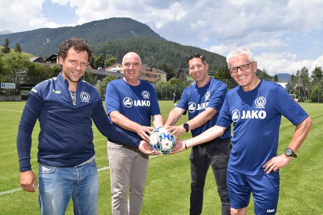 Obmann Martin Steiner (2.v.l.) mit seinen Stellvertretern LA Florian Riedl sowie den Bürgermeistern Mario Nocker und Klaus Ungerank (v.l.)