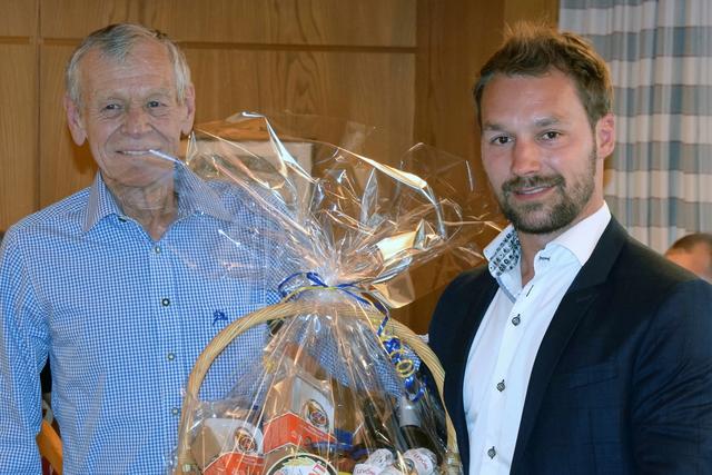 Der scheidende Obmann Gerhard Wilhelm und neuer HCK-Obmann Roland Luchner.