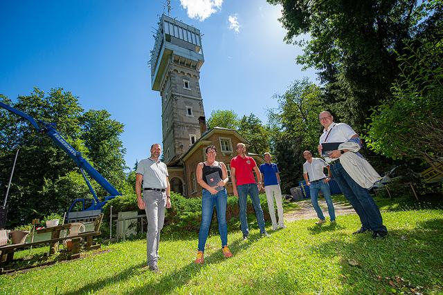 Vor der Sternwarte: Stadtrat Markus Geiger, Katrin Müller (CCE Ziviltechniker), Kurt Anetzhuber (AVK) und das Team des Facility-Managements gaben den Startschuss für die Sanierung der Sternwarte.