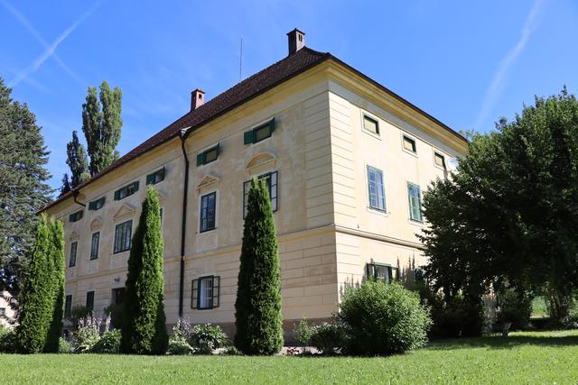 Seit 2012 steht das Herrschaftshaus, das auch als Schloss bezeichnet wird, unter Denkmalschutz.