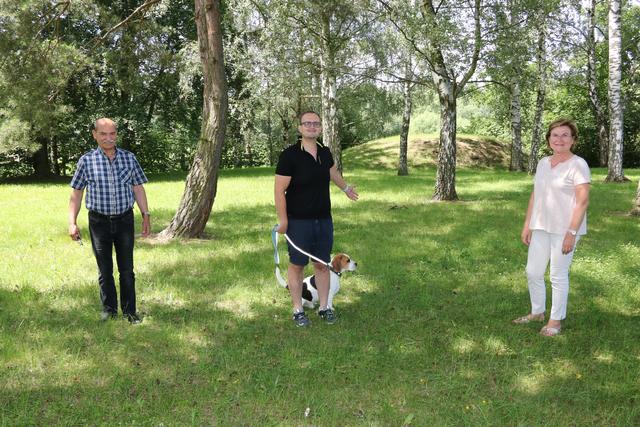 Freuen sich über die Hundeauslaufzonen in der Gmünder Altstadt und Neustadt: Vizebürgermeister Hubert Hauer, Stadtrat Benjamin Zeilinger und Bürgermeisterin Helga Rosenmayer. | Foto: Stadtgemeinde Gmünd/Harald Winkler