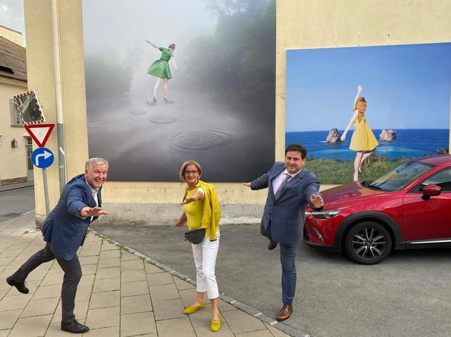 Im Bild: LR Dr. Martin Eichtinger, NÖ Landeshauptfrau Mag. Johanna Mikl-Leitner und Bürgermeister Dipl.-Ing. Stefan Szirucsek vor einer Aufnahme der Galerie „Harmonien“ von Fotografin Maia Flore.