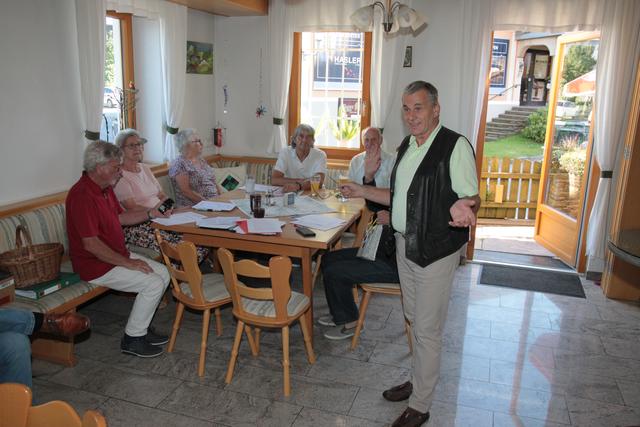 Obmann Karl Dudek begrüßt die Mitglieder