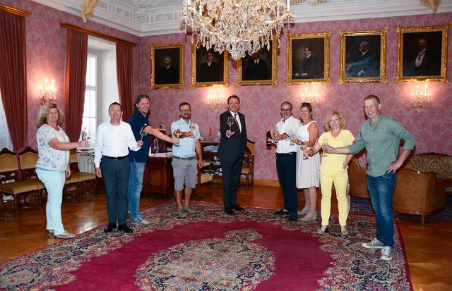Elvira Sulzer (Tourismus- und Marketingservice der Stadt St. Pölten), Georg Loichtl (Gastronom und Obmann der St. Pöltner Wirte), Dominik Mesner (Obmann der Plattform St. Pölten 2020), Matthias Weiländer (GF Marketing St. Pölten GmbH), Bürgermeister Matthias Stadler, Josef Heigl (GF MJI Business Solutions), Christine Heigl (Heurigen Heigl), Eva Prischl (Tourismus- und Marketingservice der Stadt St. Pölten) und Harald Heigl (Heurigen Heigl) beim Anstoßen mit den neuen Weingläsern im Bürgermeisterzimmer im St. Pöltner Rathaus.