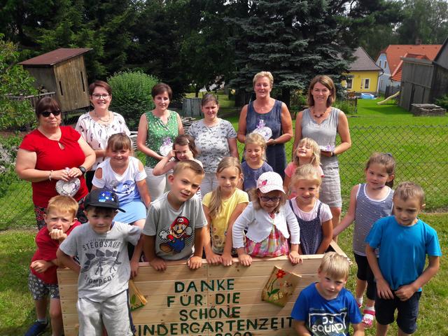 Bildtext: Alice Schießwald, Leiterin Karina Senk, Renate Sulzbachner, Sabine Schnabl, Andrea Steininger und Gabriela Grünstäudl vom Kindergarten Großschönau (v. l.) freuen sich über das Dankeschön der Vorschulkinder.