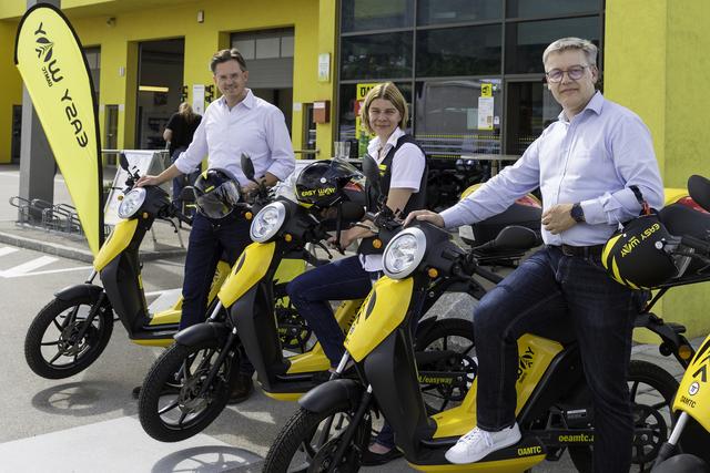 Easy way am E-Moped: Bürgermeister Stefan Schmuckenschlager, Claudia Kreilach (stv. Stützpunktleiterin) und Ernst Kloboucnik (ÖAMTC-Landesdirektor) | Foto: ÖAMTC/Bauer