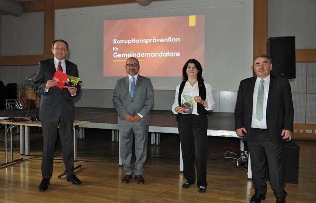 Auf Initiative von Mirsada Zupani und Matthias Stadler informierten Tibor Benczur-Juris und Manfred Denk über den vielfältigen Themenbereich Korruption und präsentierten den St. Pöltner "Verhaltenskodex".