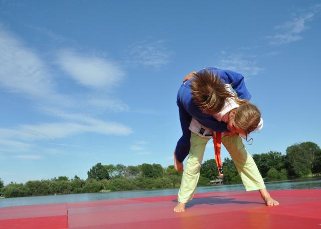 Judo unter freiem Himmel am See: Paula Weiss wirft Max Aschenbach