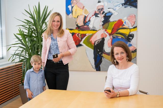 Tobias und Katrin Walzl und Bildungs- und Familien-Landesrätin Christiane Teschl-Hofmeister