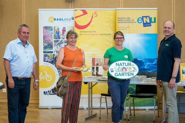 Bürgermeister Bernhard Karnthaler, Elenore Karner vom Klimabündnisarbeitskreis Thermengemeinden, Petra Hirner, MSc und DI Gerald Stradner. | Foto: Gemeinde Lanzenkirchen