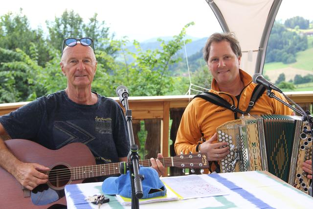 Der vielseitige Liedermacher Ossi Huber mit dem Harmonika-Virtuosen Klaus Tschaitschmann in der Hokaheye Arenea.