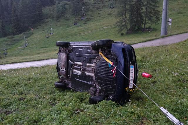 Das abgestürzte Fahrzeug wurde von der Feuerwehr gesichert und geborgen.