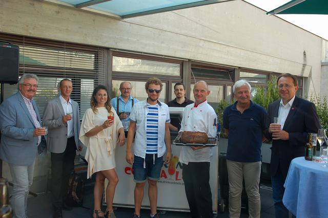 Mahlzeit sagten die Gastgeber Leo Dirnegger, Michael Hörhan, Amelie van Tass sowie Martin Jawurek, Thommy Ten, Florian Winter, David Sandler, Herbert Bugl und Matthias Stadler. | Foto: Haiderer