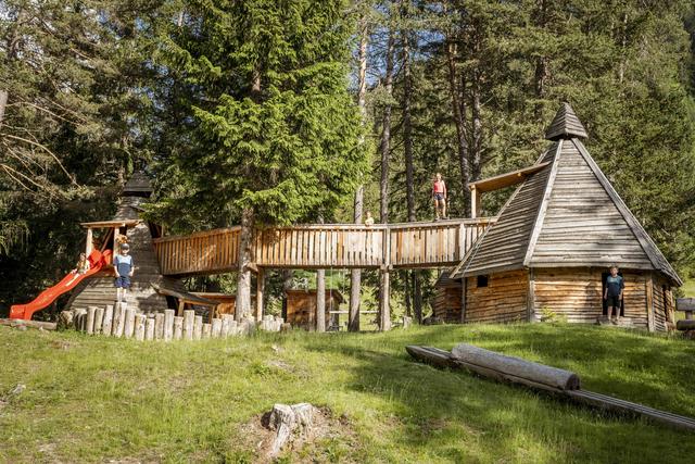 Der Waldspielplatz wurde direkt neben dem idyllischen Naturteich Mösle erbaut.