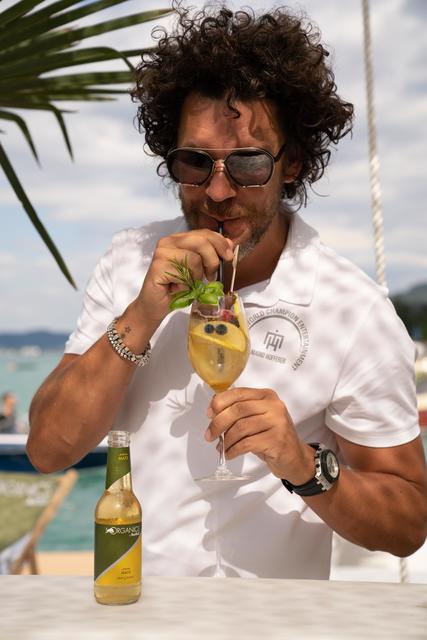 Cocktail-Weltmeister Mario Hofferer mixt täglich in der "Organics Water Front" in Velden.