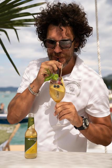 Cocktail-Weltmeister Mario Hofferer mixt täglich in der "Organics Water Front" in Velden. | Foto: Sebastian Mittermeier/Red Bull