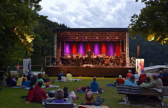 Stimmungsvoll - das Klassik am See Konzert für 500 sehr disziplinierte (Abstandsregelung) Zuhörer am Kufsteiner Hechtsee.